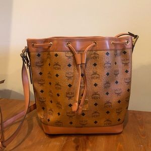 NWOT Auth MCM Monogram visetos bucket crossbody